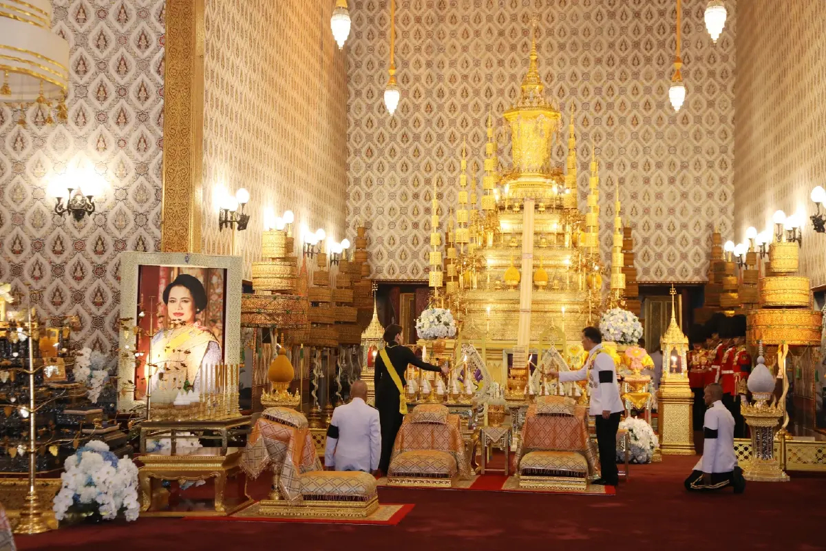 'ในหลวง-พระราชินี' เสด็จฯ เชิญพระบรมศพ 'สมเด็จพระพันปีหลวง'