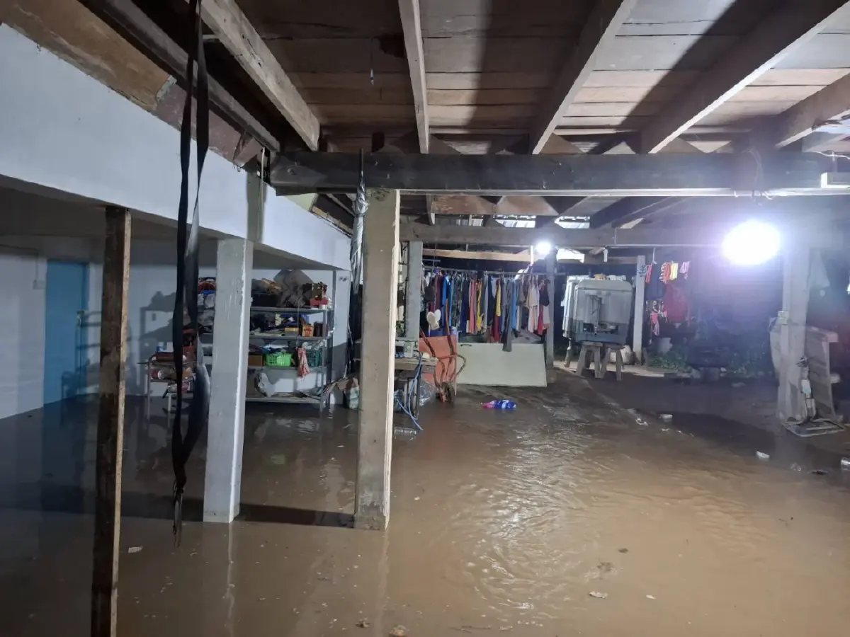 ฝนตกหนักพิษณุโลก น้ำป่าไหลหลาก ท่วมเนินมะปราง-ไฟดับ อ่วม 100 หลัง