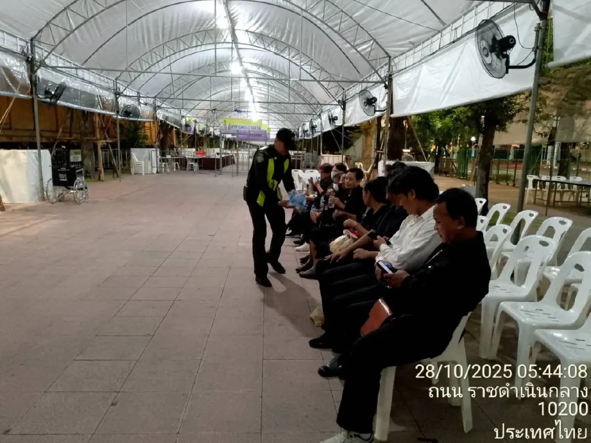 ประชาชนทยอย ถวายสักการะพระบรมศพ พระพันปีหลวง ในพระบรมมหาราชวัง