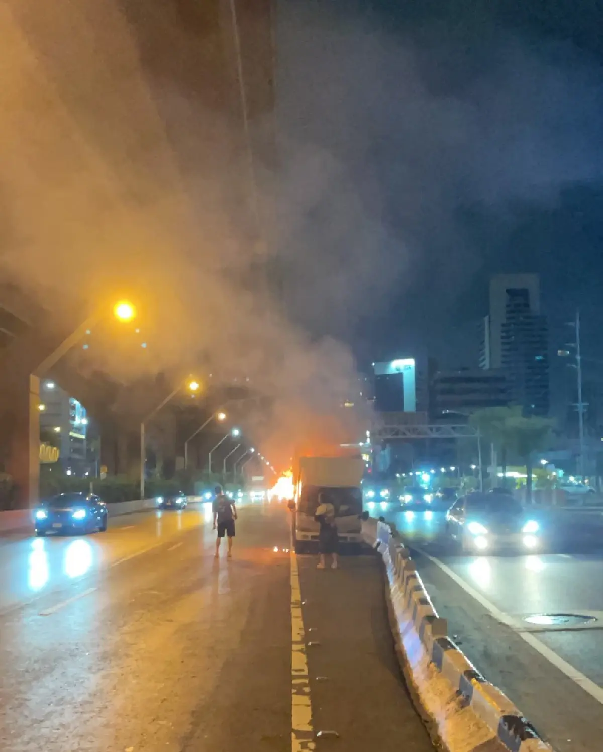 ระทึก! ไฟไหม้รถบรรทุก ถนนวิภาวดีรังสิต ขาเข้า การจราจรเคลื่อนตัวช้า