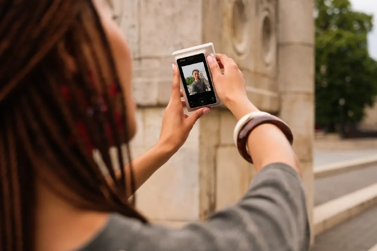 เซลฟี่แบบคูลๆ รู้จัก "instax mini LiPlay+" กล้องถ่ายสนุกของฟูจิ