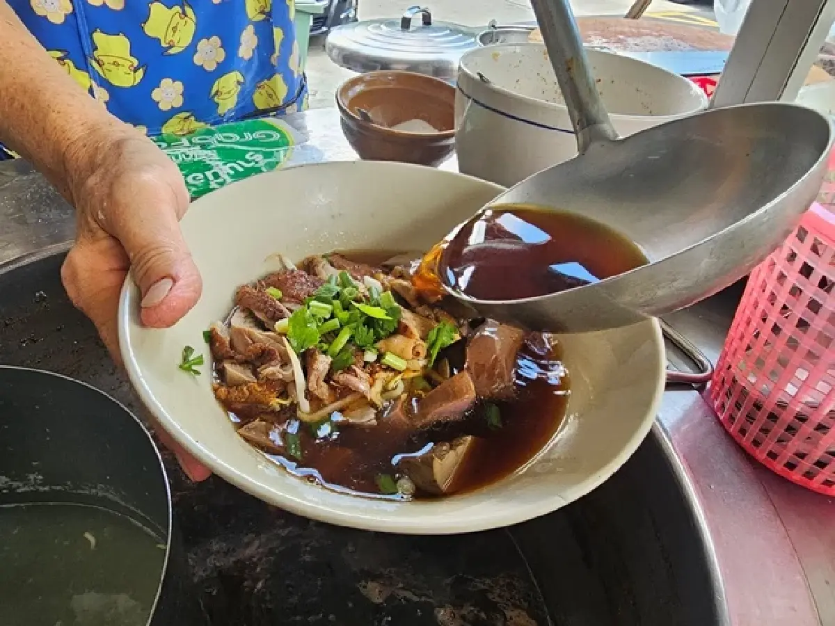 ‘10 ร้านก๋วยเตี๋ยว’ แสนอร่อย สุดประทับใจ ‘หมูหวานชวนชิม’