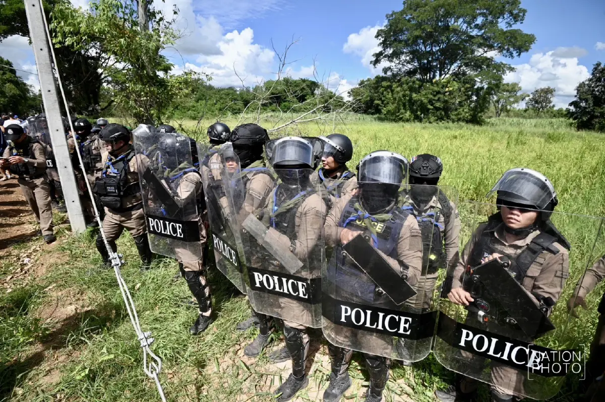 'วีระ' นำมวลชนฝ่าแนวกั้น 3 ชั้น ทวงคืนพื้นที่ไทย เจรจาก่อนปล่อยตัว