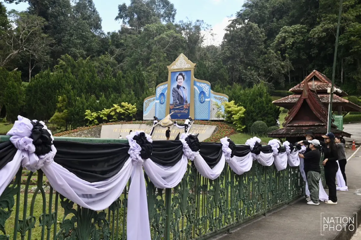 สวนพฤกษศาสตร์สมเด็จพระนางเจ้าสิริกิติ์ ประดับผ้าขาว-ดำ แสดงความอาลัย พระพันปีหลวง