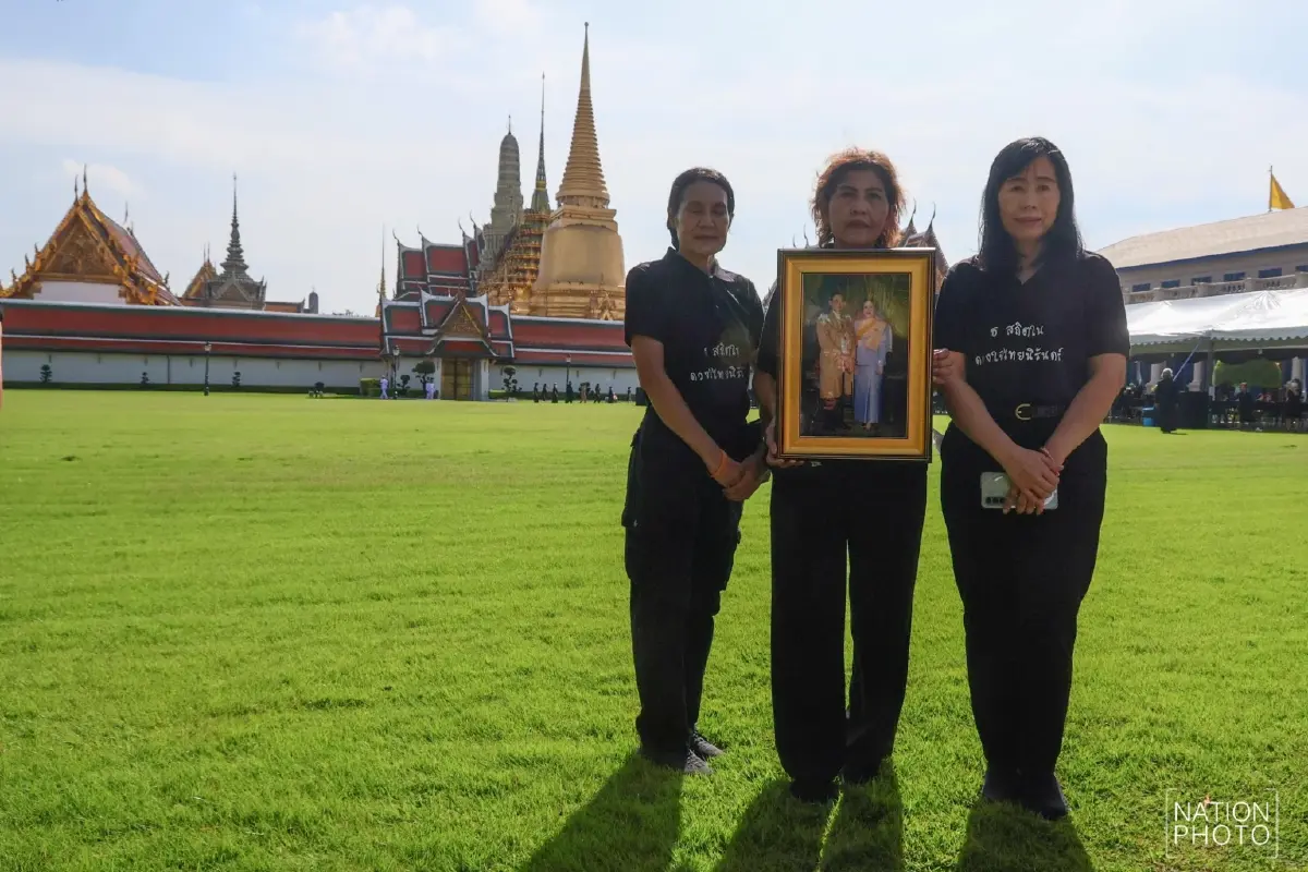 พสกนิกร เข้าถวายน้ำสรงพระบรมศพหน้าพระฉายาลักษณ์พระพันปีหลวง