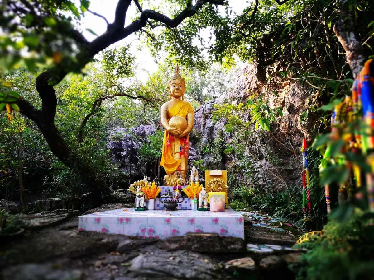 ดินแดนสงบและความพิศวงทางธรณี... วัดเขาประตูชุมพล