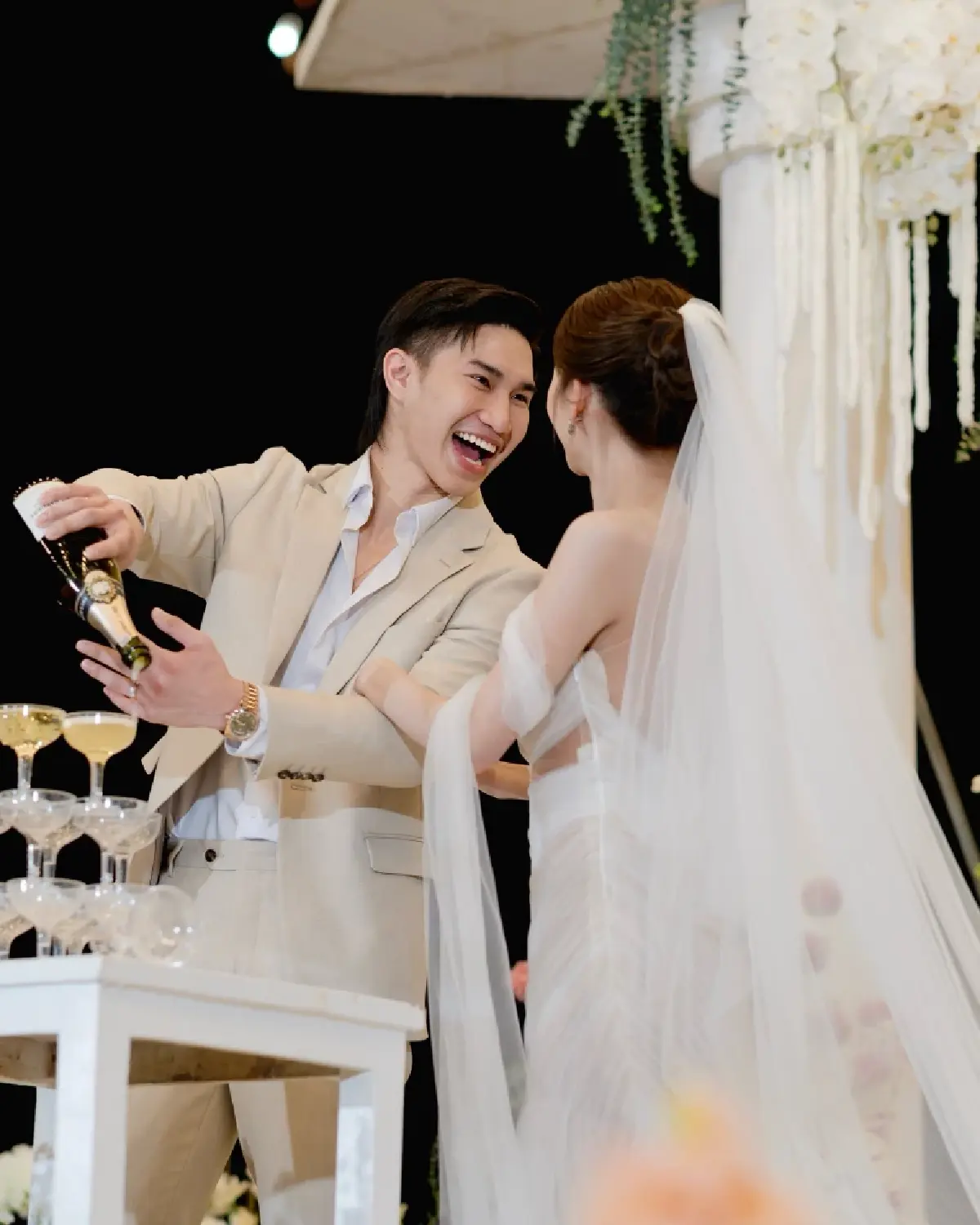 แห่ยินดี 'ตะวันฉาย' นักมวยดัง ควงแฟนสาวเข้าพิธีวิวาห์ พร้อมเปิดตัวลูกชาย