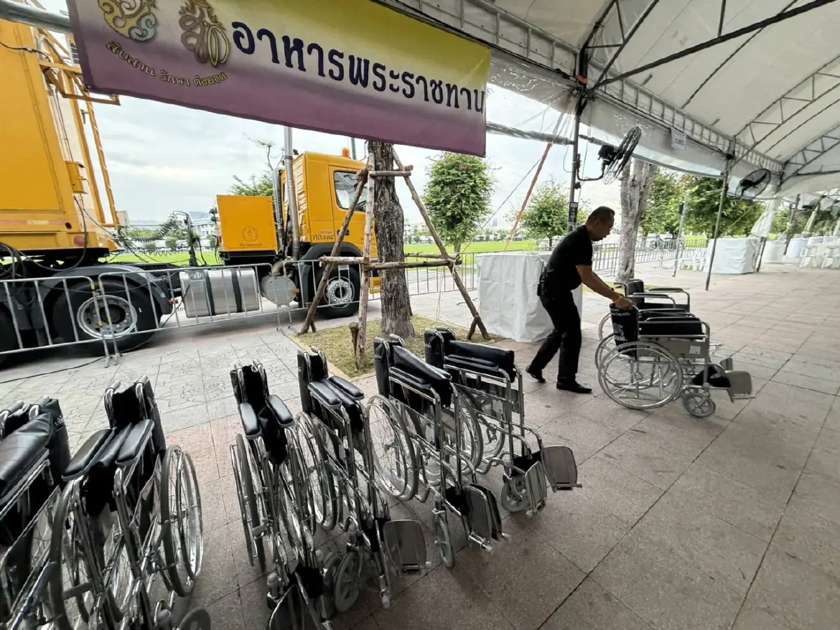 ประชาชนทยอย ถวายสักการะพระบรมศพ พระพันปีหลวง ในพระบรมมหาราชวัง