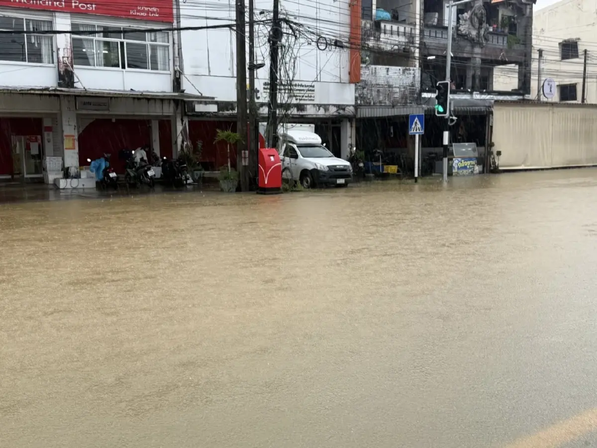 สั่งเร่งระบายน้ำ ฝนตกหนักพายุ 'เฟิงเฉิน' น้ำท่วมขังพังงา