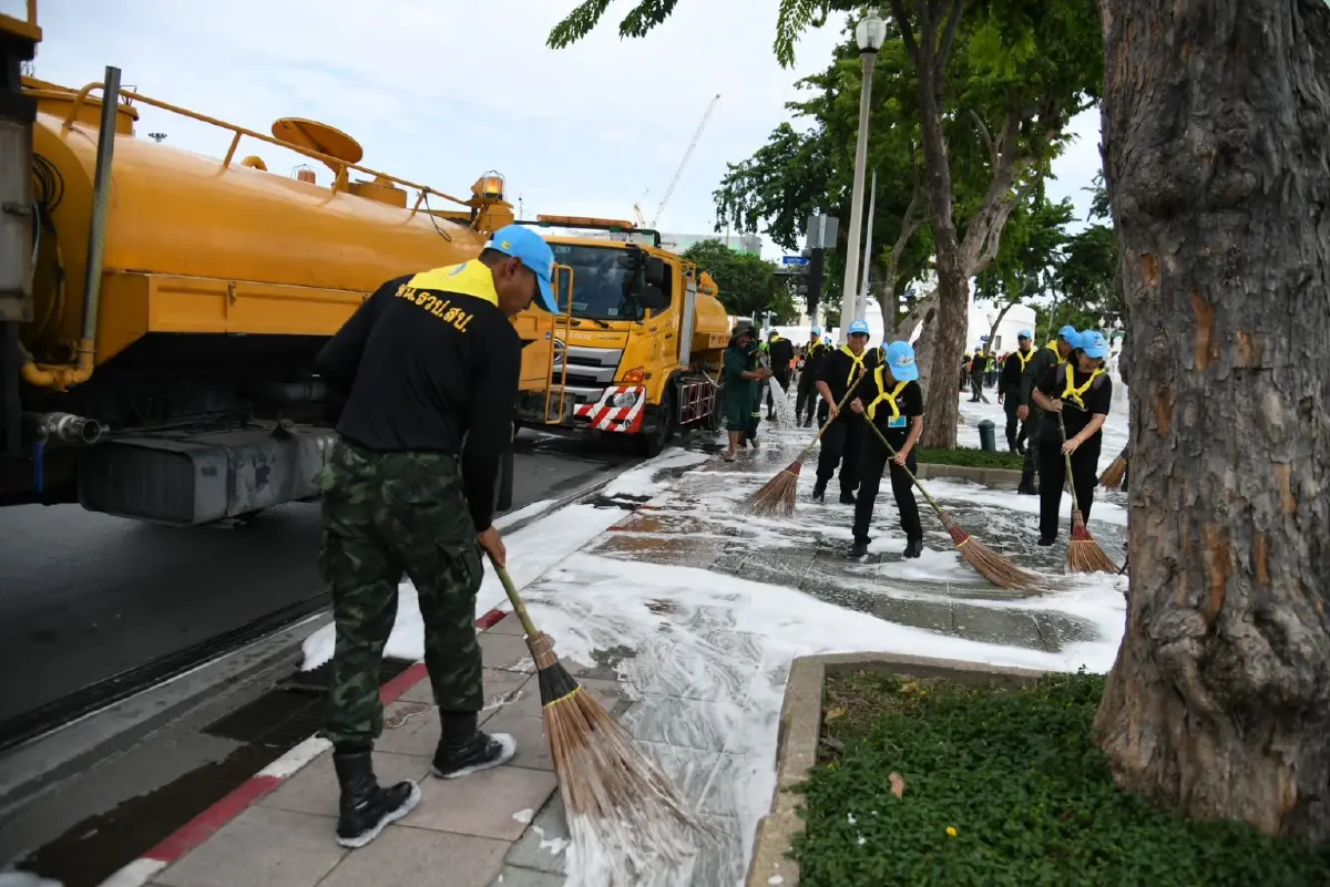 กทม. - จิตอาสา เตรียมความพร้อมเส้นทางเคลื่อนพระบรมศพ 'สมเด็จพระพันปีหลวง'