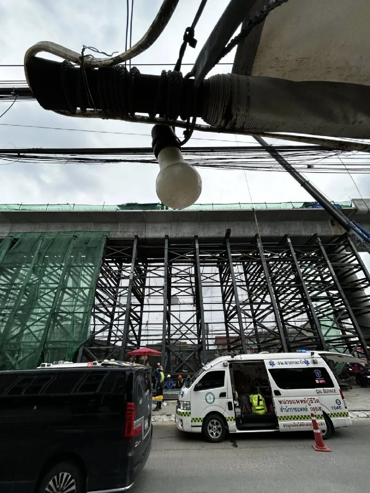 ด่วน คนงานตกสะพานทางยกระดับ อ่อนนุช-ลาดกระบัง เร่งนำตัวส่งรพ.