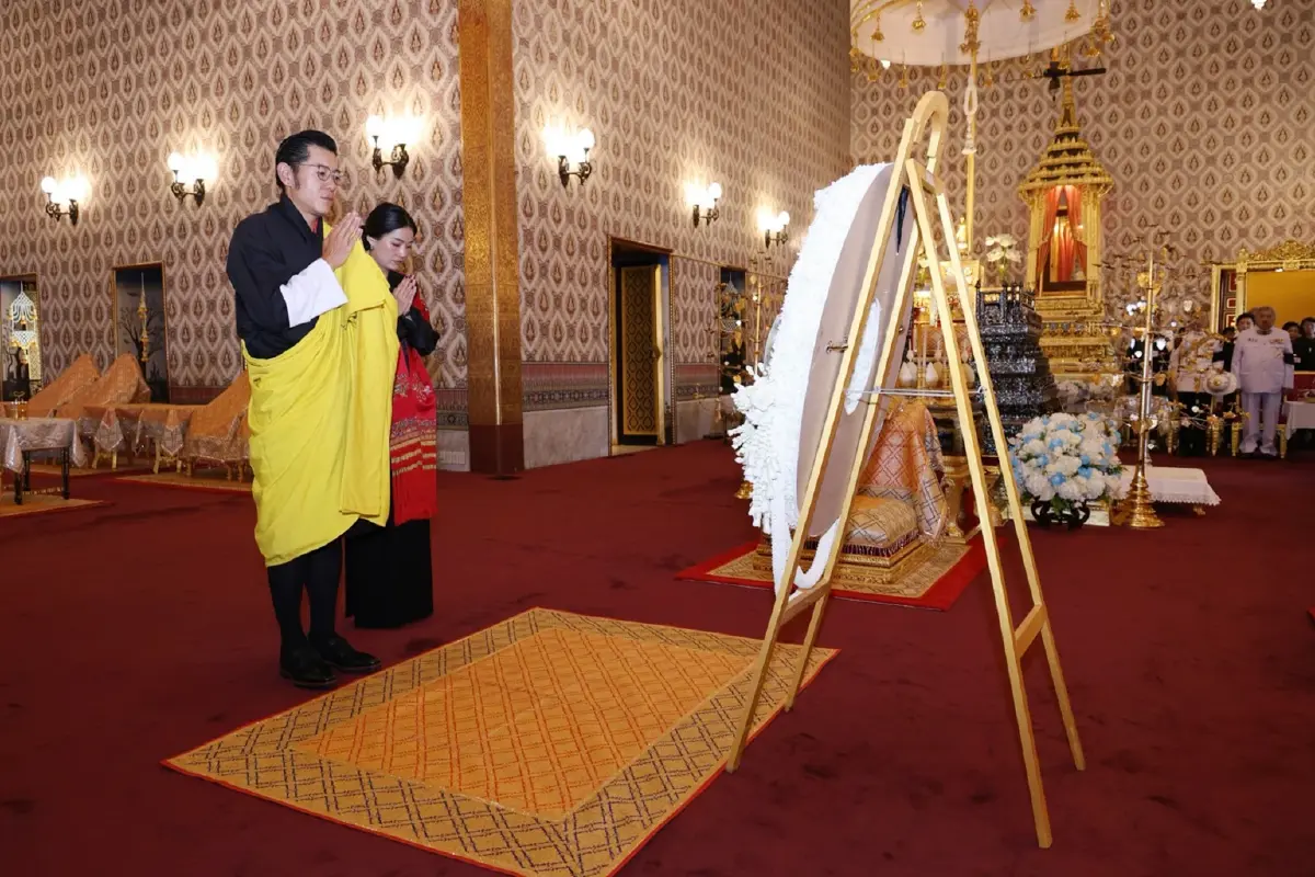 สมเด็จพระราชาธิบดี-สมเด็จพระราชินี ภูฏาน ทรงวางพวงมาลาถวายราชสักการะพระบรมศพ พระบรมราชชนนีพันปีหลวง