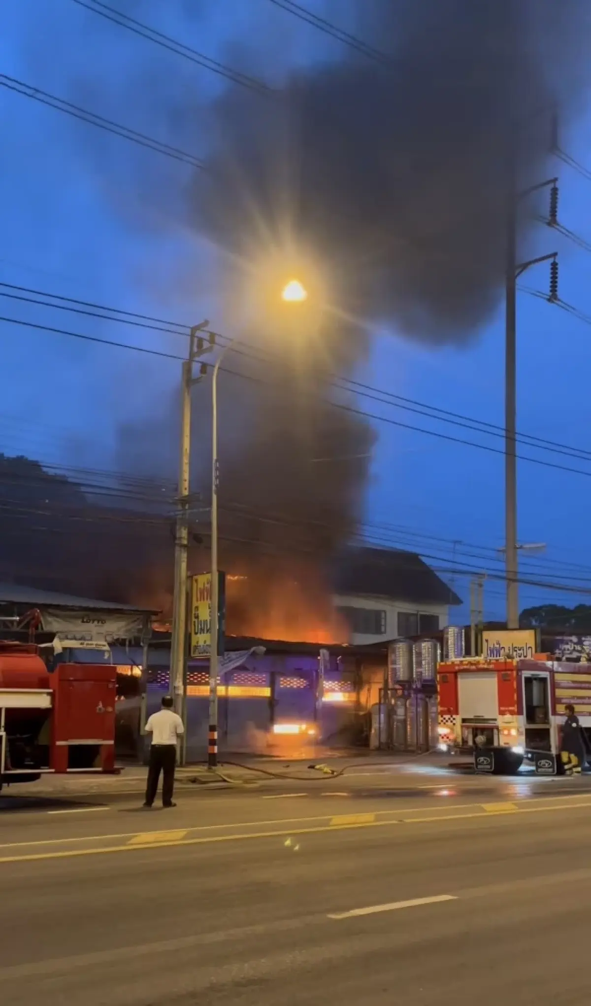 ด่วน ไฟไหม้อาคารพาณิชย์ ใกล้ปั๊มน้ำมัน ซอยวัดลาดปลาดุก นนทบุรี