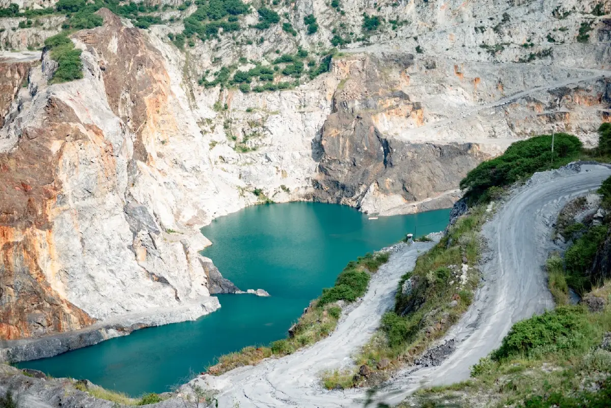 รมช.อุตฯ ตรวจเหมืองเขาเชิงเทียน คุมเสถียรภาพซัพพลายหินก่อสร้างป้อน EEC