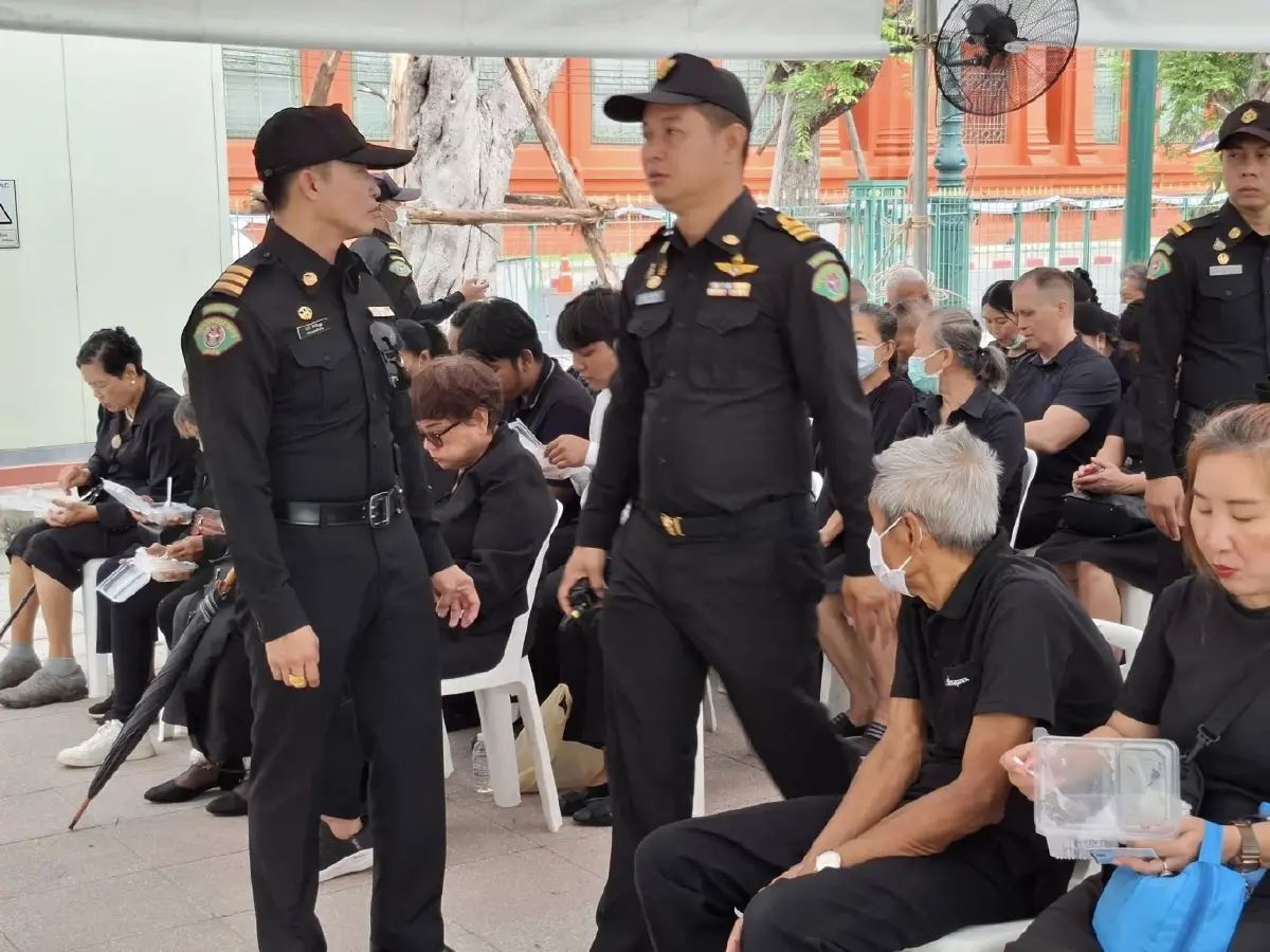 ประชาชนทยอย ถวายสักการะพระบรมศพ พระพันปีหลวง ในพระบรมมหาราชวัง