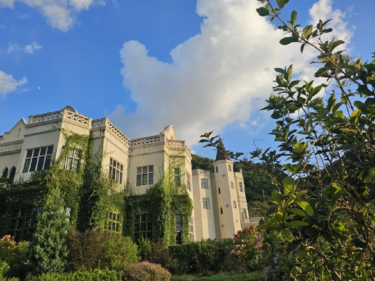 ‘Maison Mystique’ พระราชวัง แห่งจินตนาการ ท่ามกลางขุนเขา