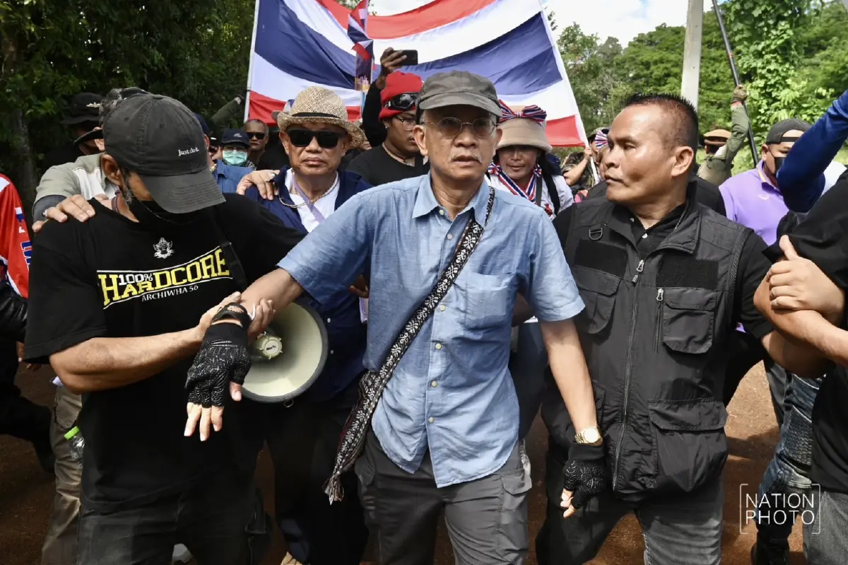 'วีระ' นำมวลชนฝ่าแนวกั้น 3 ชั้น ทวงคืนพื้นที่ไทย เจรจาก่อนปล่อยตัว