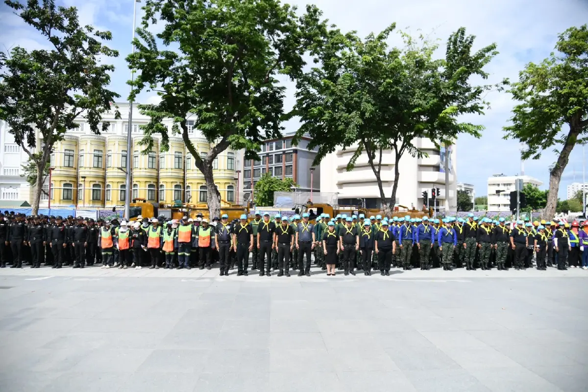 กทม. - จิตอาสา เตรียมความพร้อมเส้นทางเคลื่อนพระบรมศพ 'สมเด็จพระพันปีหลวง'