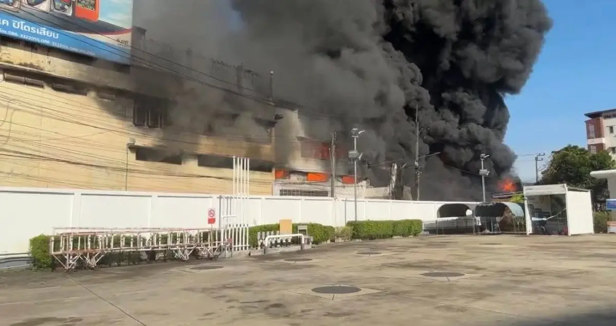 ด่วน ไฟไหม้ระยอง ร้านขายน้ำมันหล่อลื่น ใกล้ปั๊มน้ำมัน เร่งดับไฟ