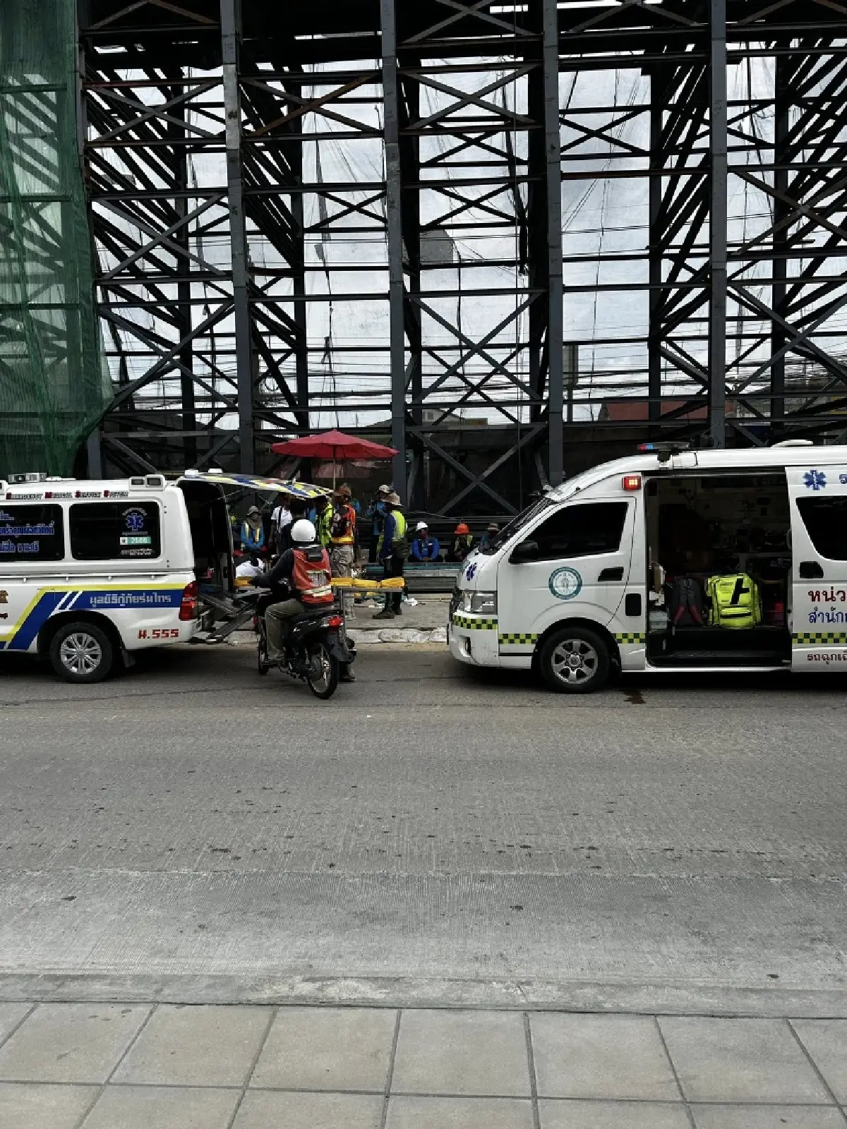 ด่วน คนงานตกสะพานทางยกระดับ อ่อนนุช-ลาดกระบัง เร่งนำตัวส่งรพ.