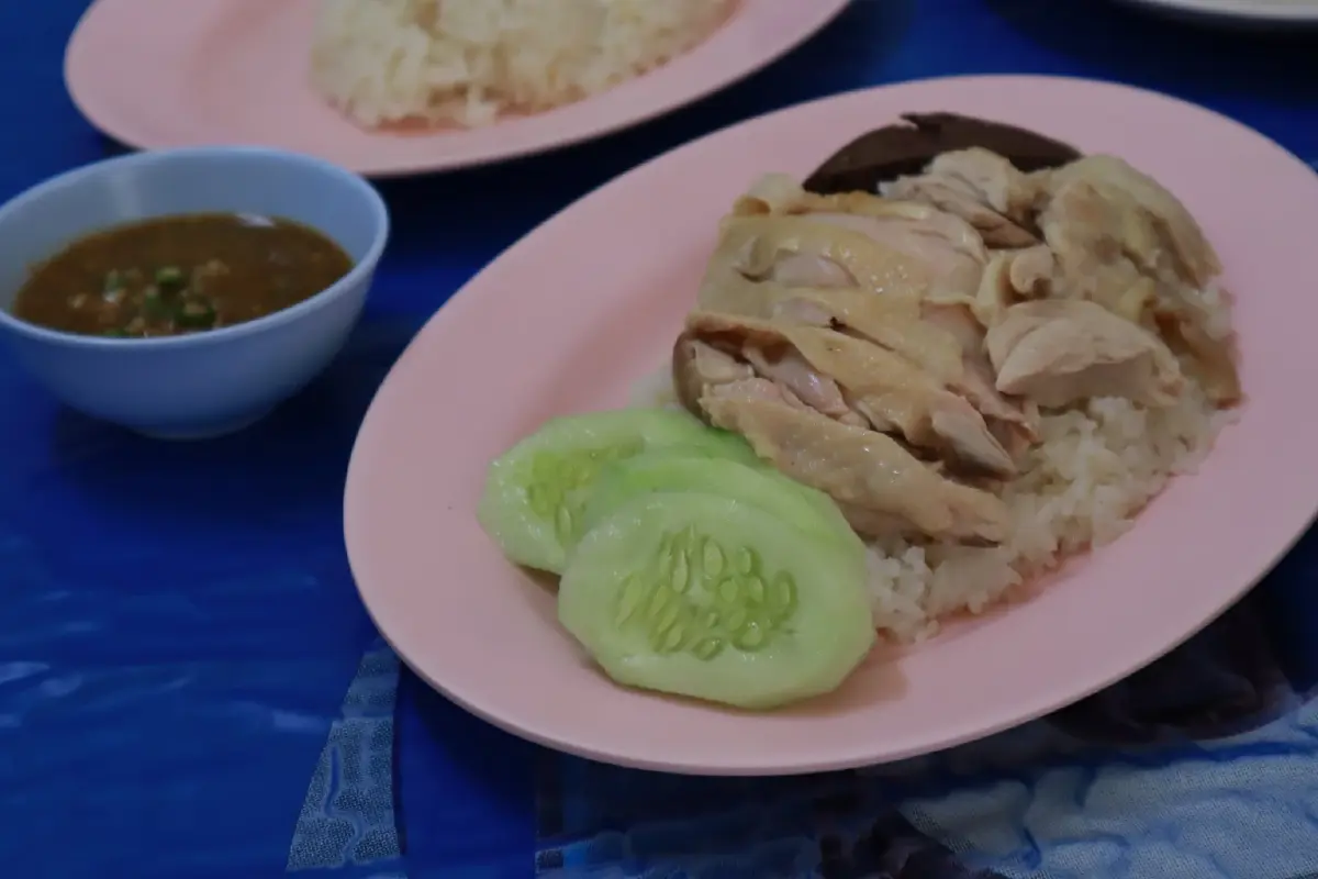 ‘ร้านไหหลำเชียงของ’ ตำนาน ‘บะหมี่’ ทำมือ ‘ข้าวมันไก่’  62 ปี