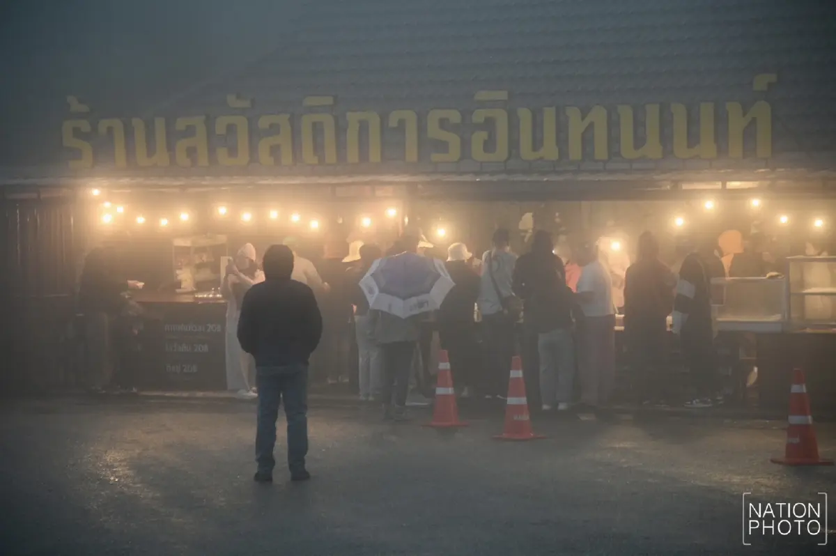 ดอยอินทนนท์ คึกคัก นักท่องเที่ยวแห่รับลมหนาวแรก อุณหภูมิดิ่ง 11 องศาฯ