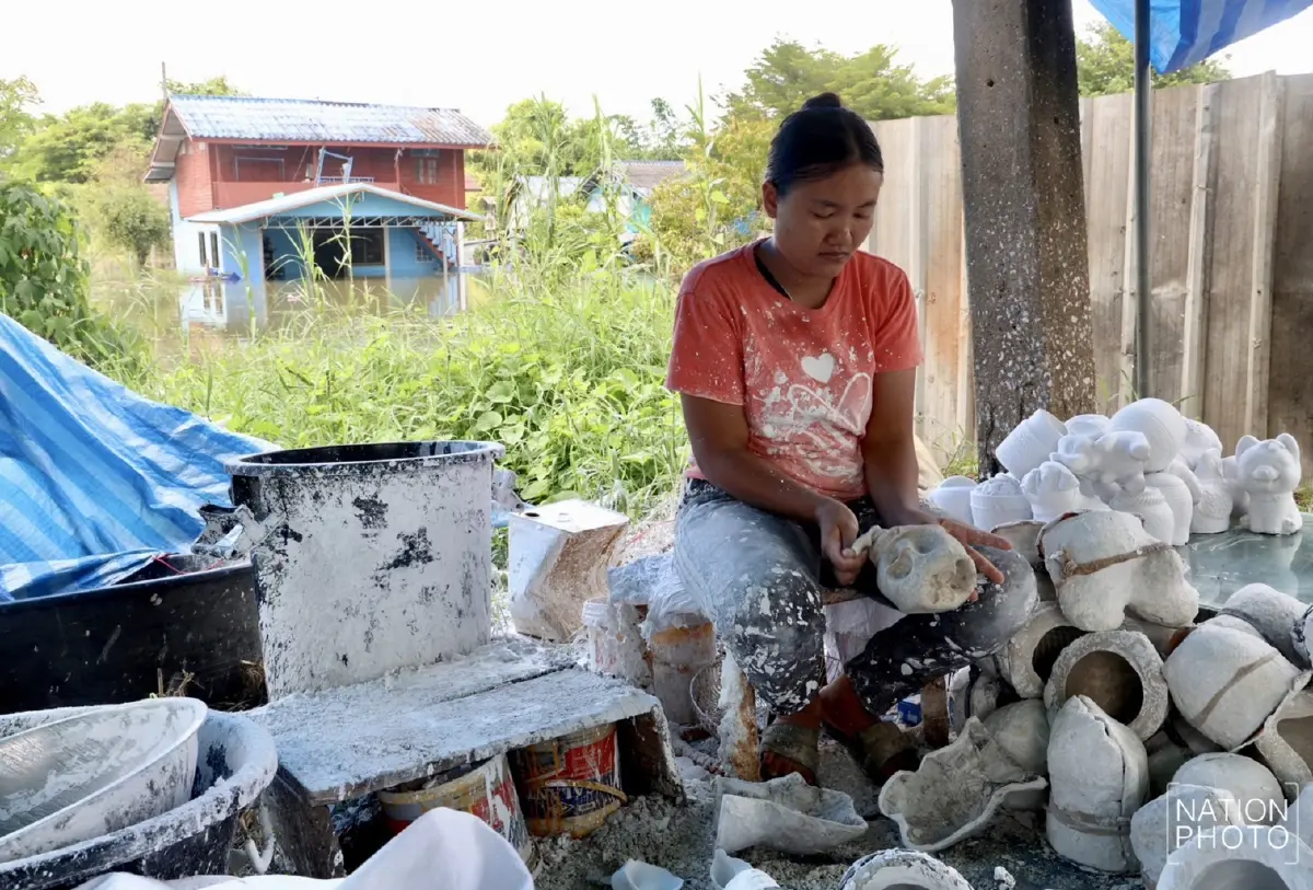 กระทบหนัก น้ำท่วม บ้านจิกสามร้อย จ.พิจิตร แหล่งผลิตกระปุกออมสินรายใหญ่
