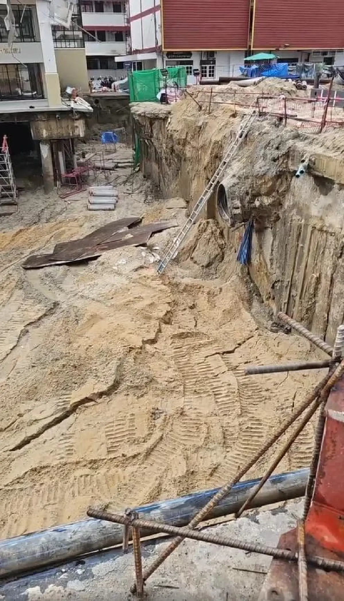 คืบหน้า ถนนทรุดตัว ถนนสามเสน หลังฝนตกลงมา คาดอีก 6 วันเปิดถนนปกติ