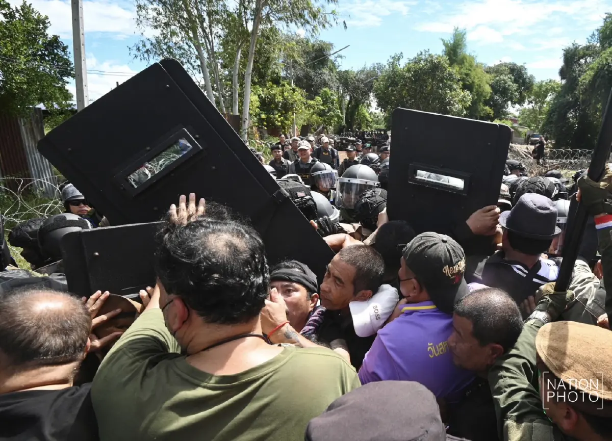 'วีระ' นำมวลชนฝ่าแนวกั้น 3 ชั้น ทวงคืนพื้นที่ไทย เจรจาก่อนปล่อยตัว