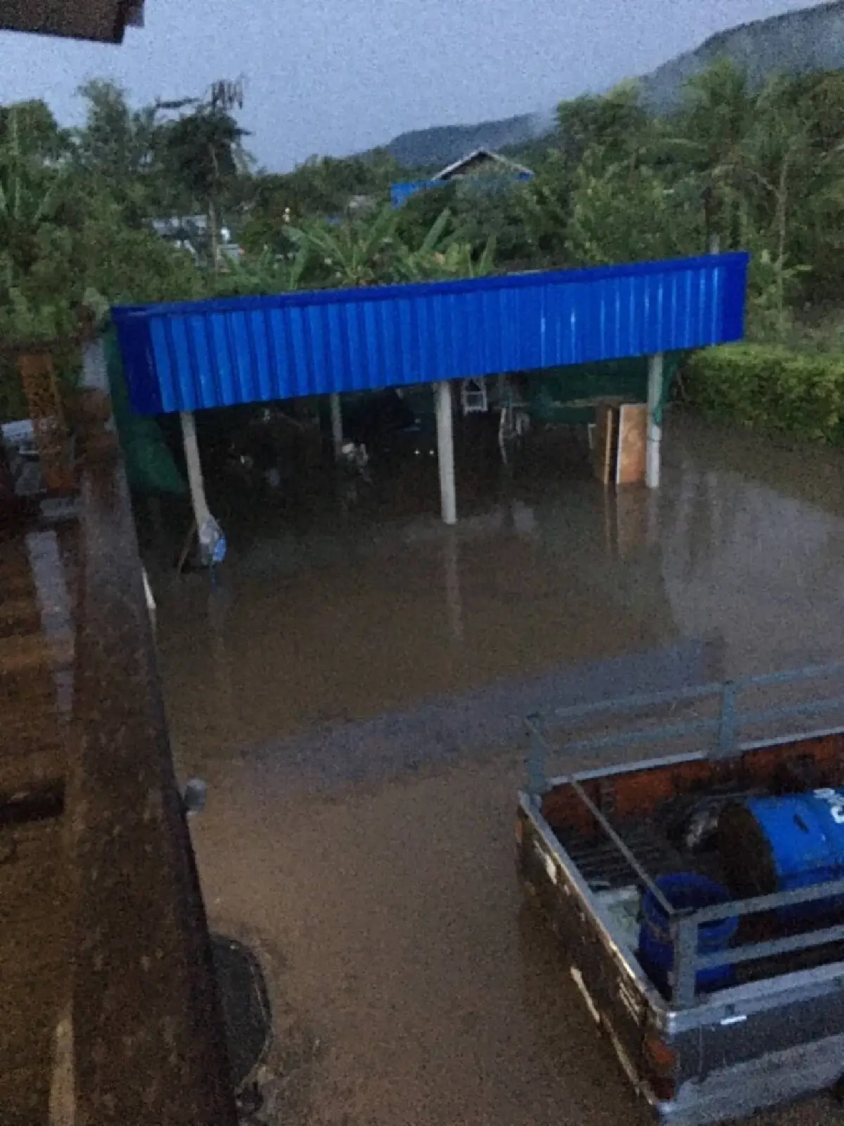 ฝนตกหนักพิษณุโลก น้ำป่าไหลหลาก ท่วมเนินมะปราง-ไฟดับ อ่วม 100 หลัง