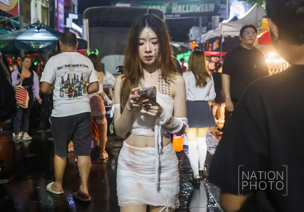 สุดหลอน ฮาโลวีนถนนข้าวสาร นักท่องเที่ยวคึกคัก แม้งดพาเหรด-ลดเสียงเพลง