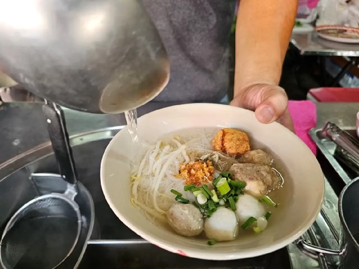‘10 ร้านก๋วยเตี๋ยว’ แสนอร่อย สุดประทับใจ ‘หมูหวานชวนชิม’