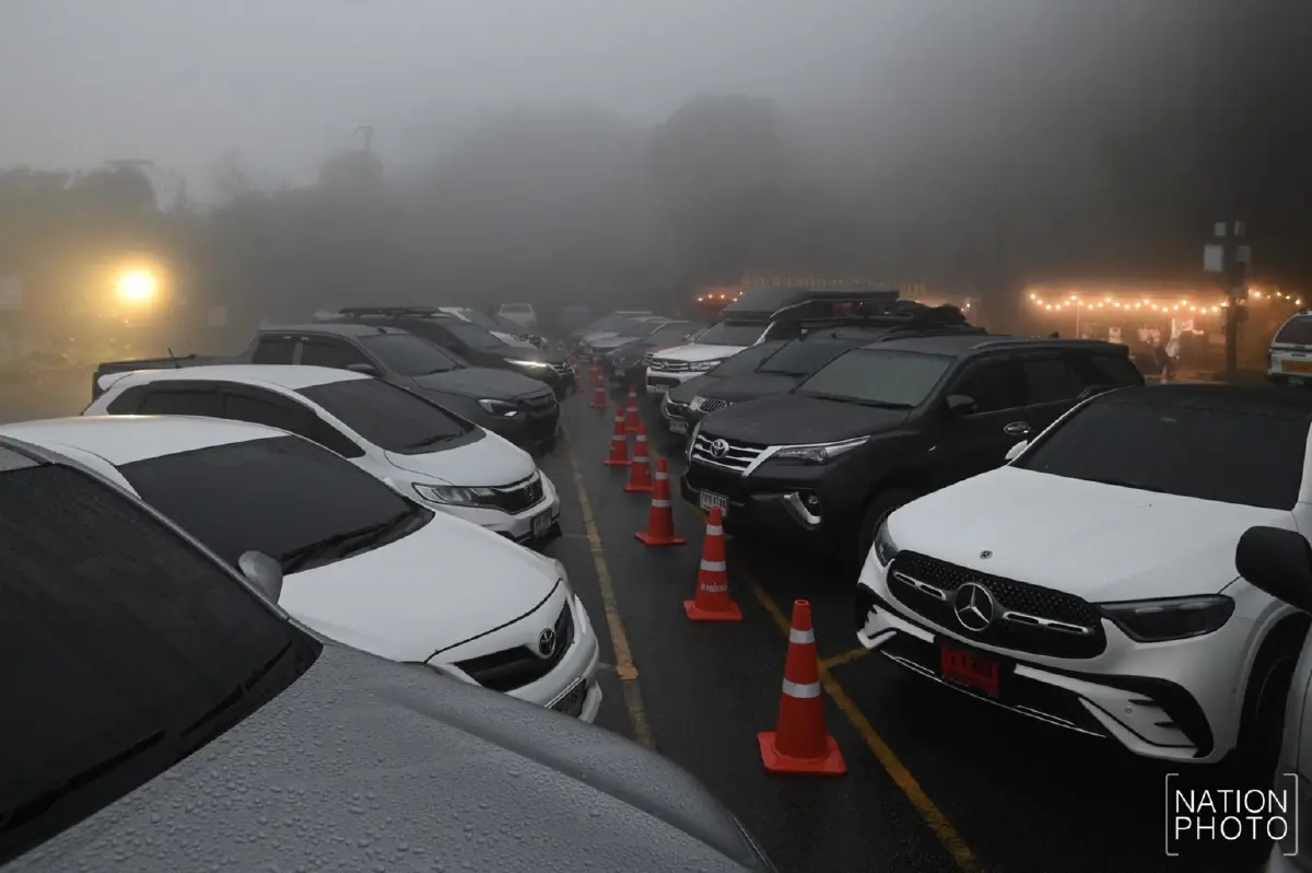 ดอยอินทนนท์ คึกคัก นักท่องเที่ยวแห่รับลมหนาวแรก อุณหภูมิดิ่ง 11 องศาฯ