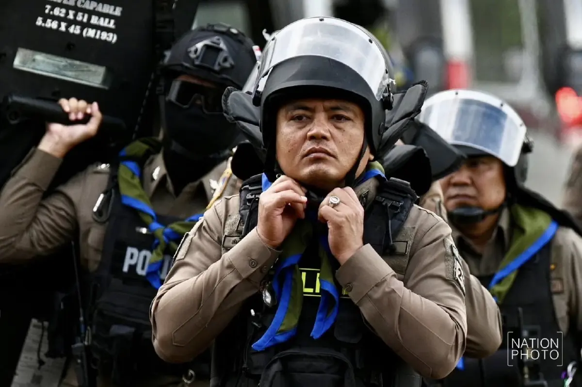 'วีระ' นำทีมเครื่องจักรเข้าพื้นที่ 'บ้านหนองจาน' ตำรวจตรึงกำลัง