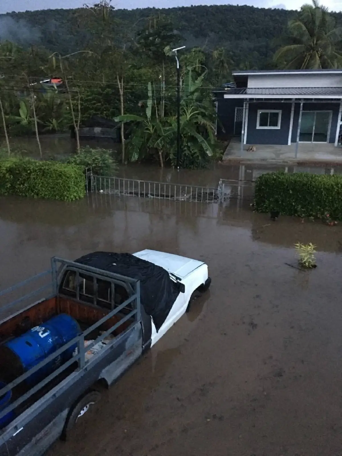 ฝนตกหนักพิษณุโลก น้ำป่าไหลหลาก ท่วมเนินมะปราง-ไฟดับ อ่วม 100 หลัง