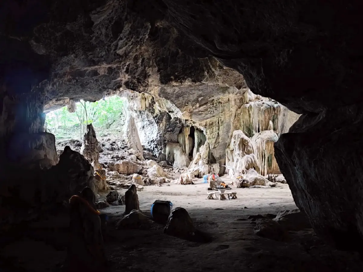 ถ้ำอะไร ...ขนาดไก่ยังหล่น