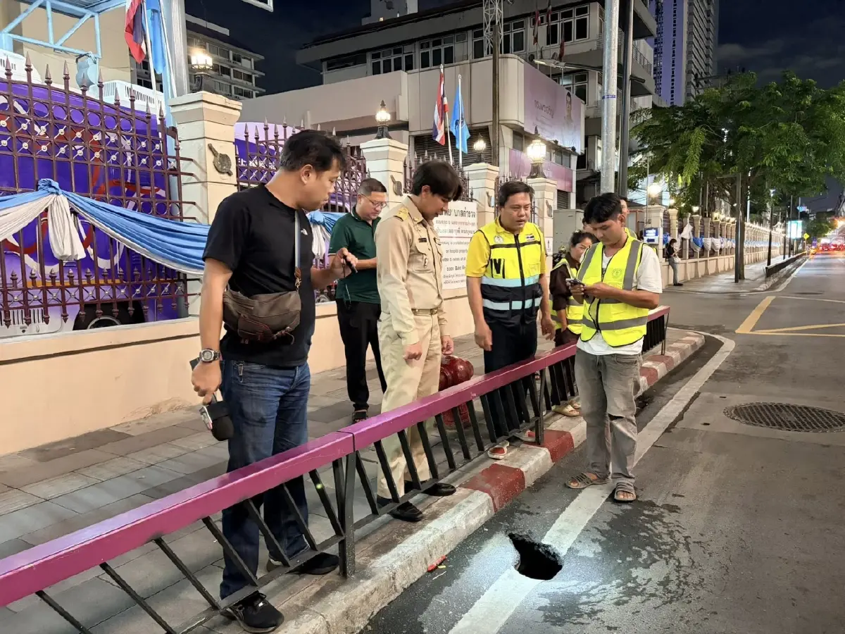 ผู้ใช้รถระทึก! เจออีกจุด "หลุมยุบ" ถนนพระราม 1 หน้า รพ.ตำรวจ จนท.เร่งแก้ไข