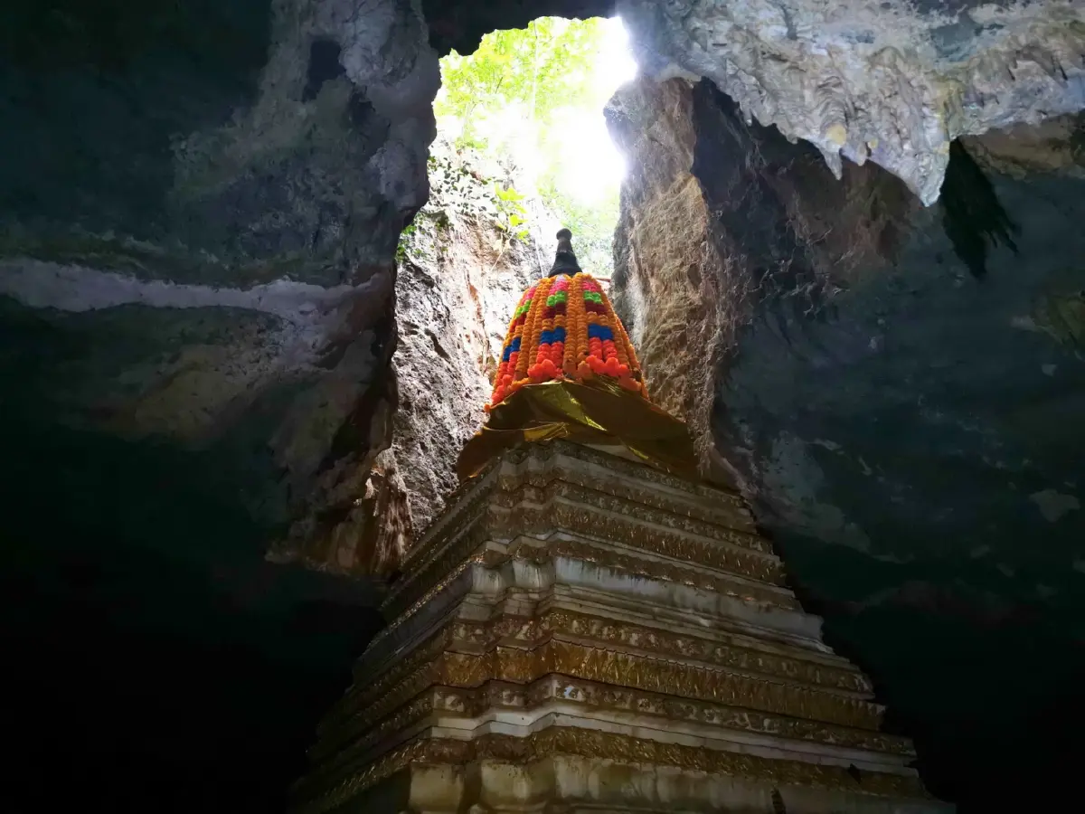 ถ้ำอะไร ...ขนาดไก่ยังหล่น