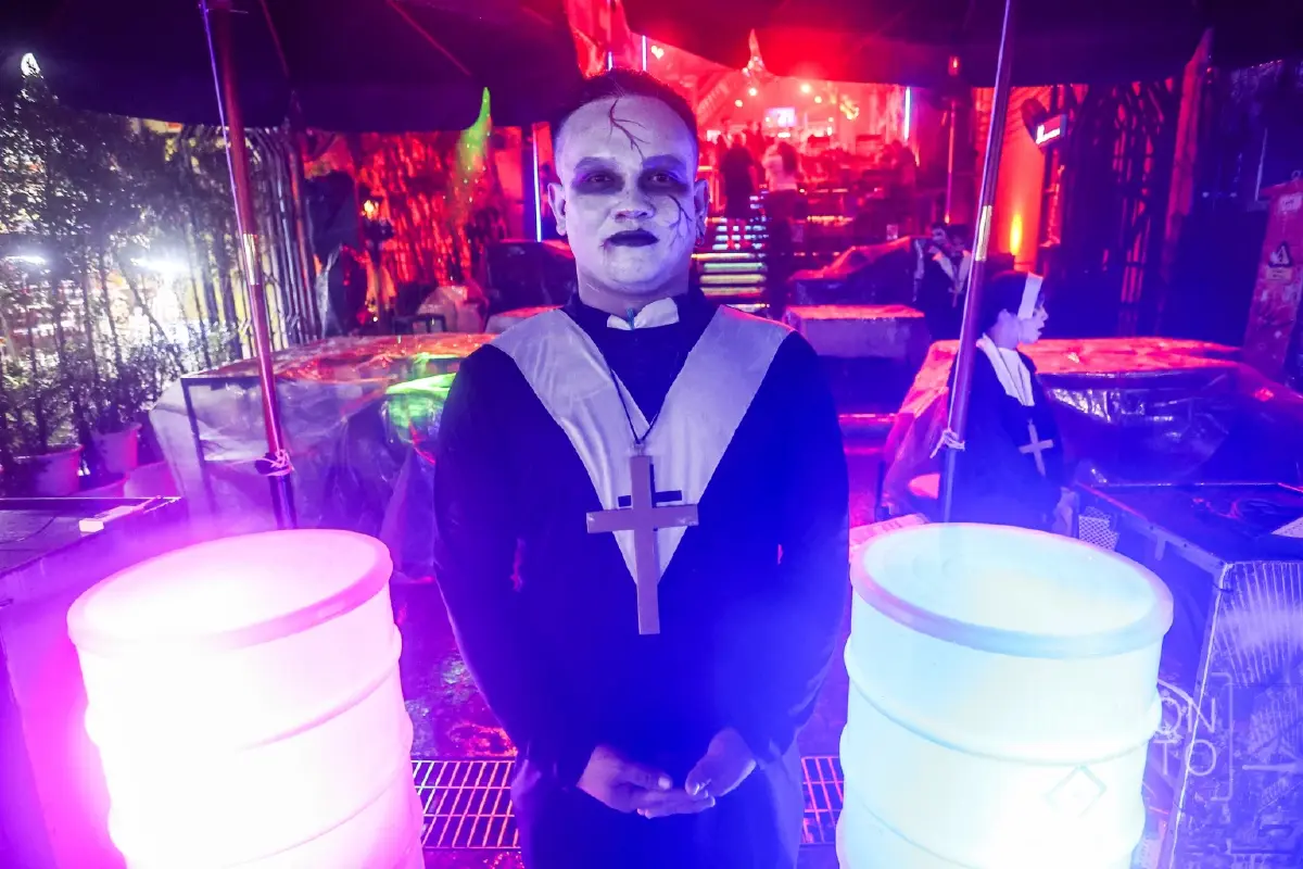 สุดหลอน ฮาโลวีนถนนข้าวสาร นักท่องเที่ยวคึกคัก แม้งดพาเหรด-ลดเสียงเพลง