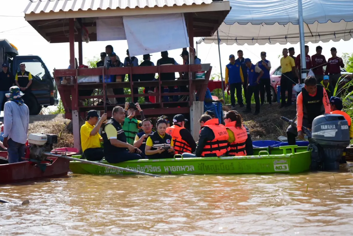 "กอ.รมน. - มวลชนภาคี"  ช่วยผู้ประสบภัยน้ำท่วมชาวบางบาล