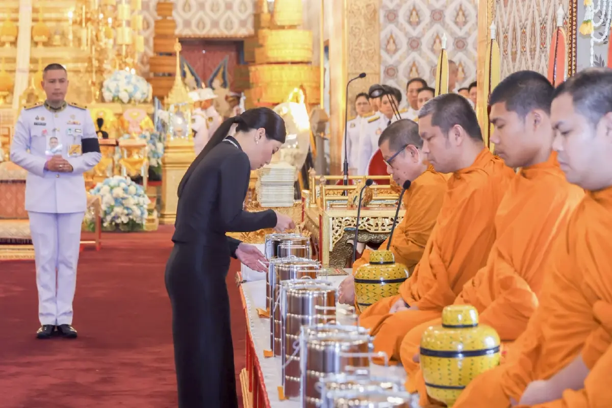 ในหลวง พระราชินี ทรงบำเพ็ญพระราชกุศลสัตตมวาร 7 วัน ถวายพระบรมศพ พระพันปีหลวง