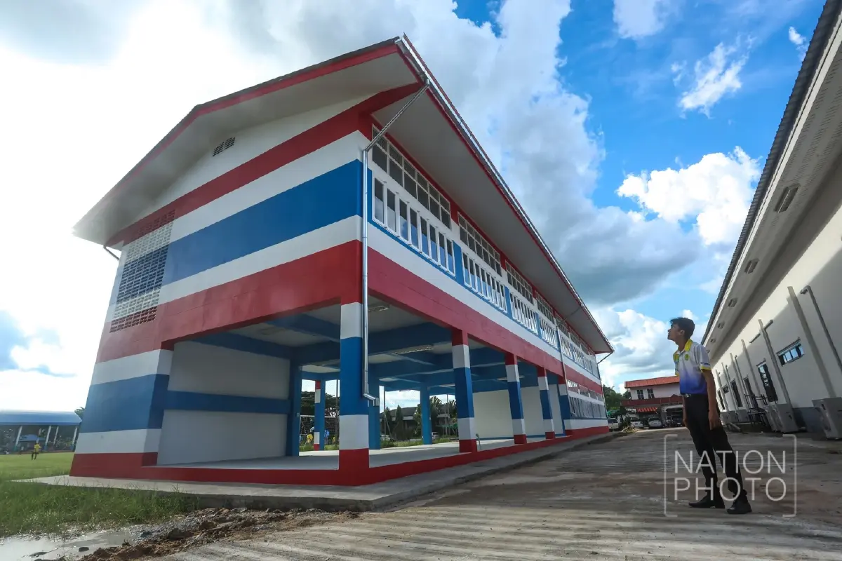 ทาสีด้วยหัวใจรักชาติ! ยลโฉมอาคารเรียนใหม่ โรงเรียนปราสาท จ.สุรินทร์