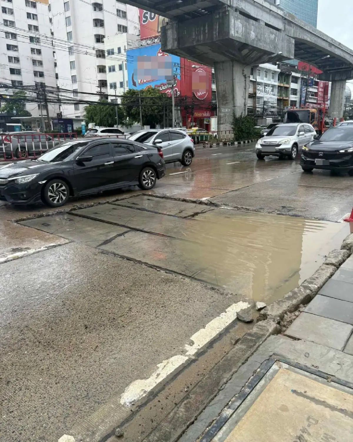 ถนนแจ้งวัฒนะระทึก ฝนถล่ม กทม. หนัก ฝาซีเมนต์ก่อสร้างทรุดตัว รถติด