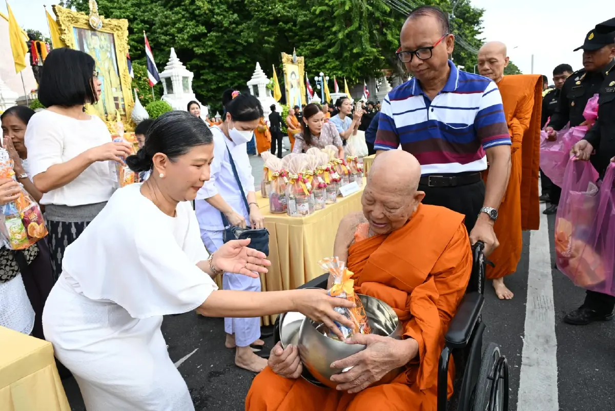 ออกพรรษา 2568 ผู้ว่าฯ ชัชชาติ นำทัพศรัทธา ตักบาตรเทโวโรหณะ 69 รูป