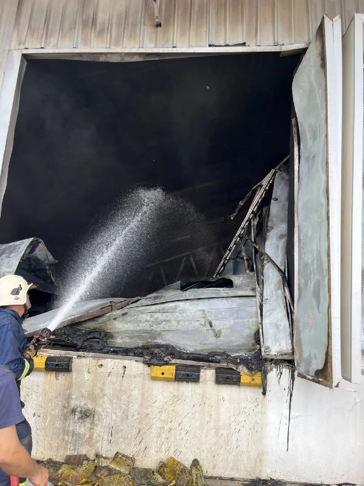 ด่วน ไฟไหม้โรงงานใหญ่ฉะเชิงเทรา โกดังเสียหายหนัก เร่งดับเพลิง