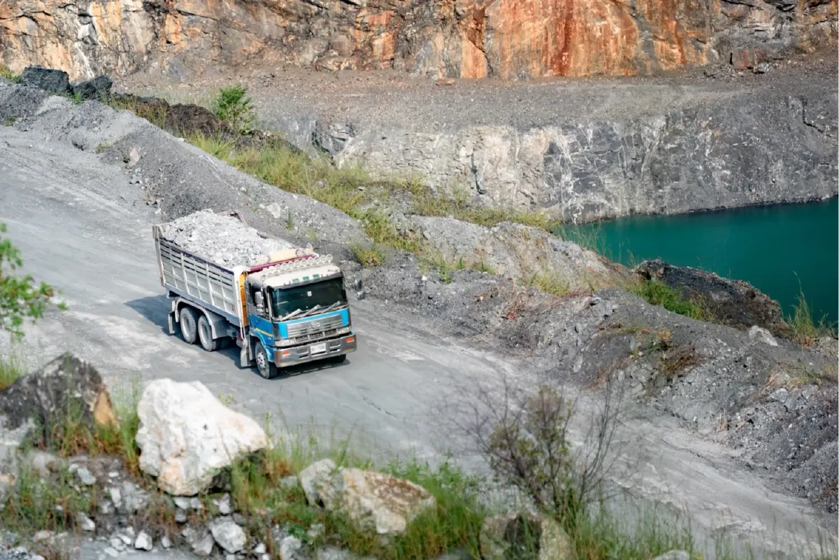 รมช.อุตฯ ตรวจเหมืองเขาเชิงเทียน คุมเสถียรภาพซัพพลายหินก่อสร้างป้อน EEC