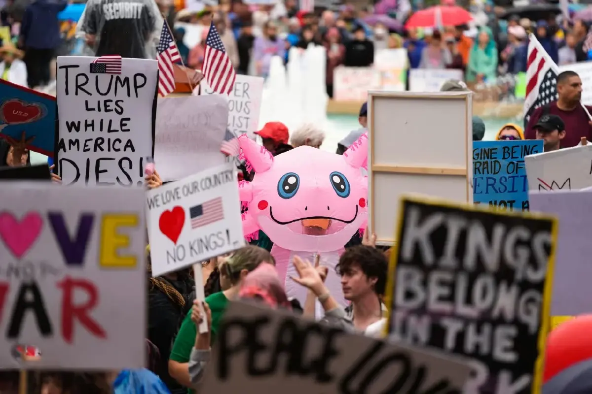 ‘ทรัมป์’ เผชิญหน้าม็อบ ‘โน คิงส์’ ราว 7 ล้านคนจาก 50 รัฐทั่วสหรัฐ