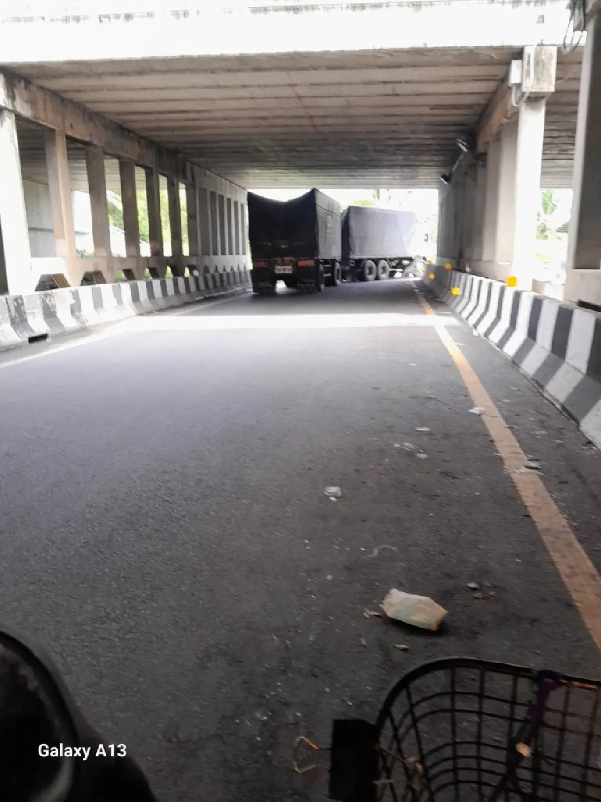 รถติดมาก ถนนบรมราชชนนี รถบรรทุกจอดเสีย ปิดถนน ใต้สะพานนครชัยศรี