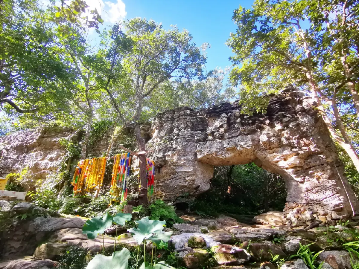 ดินแดนสงบและความพิศวงทางธรณี... วัดเขาประตูชุมพล