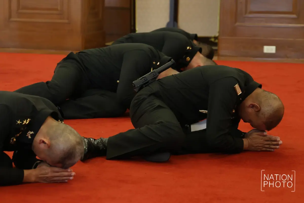 พสกนิกรหลั่งไหล สักการะพระฉายาลักษณ์ สมเด็จพระพันปีหลวง วันที่ 2